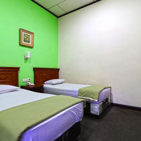 Hotel Sumatera Медан Екстериор снимка
