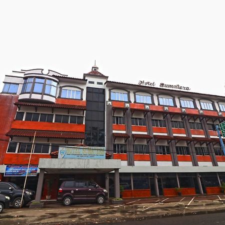 Hotel Sumatera Медан Екстериор снимка