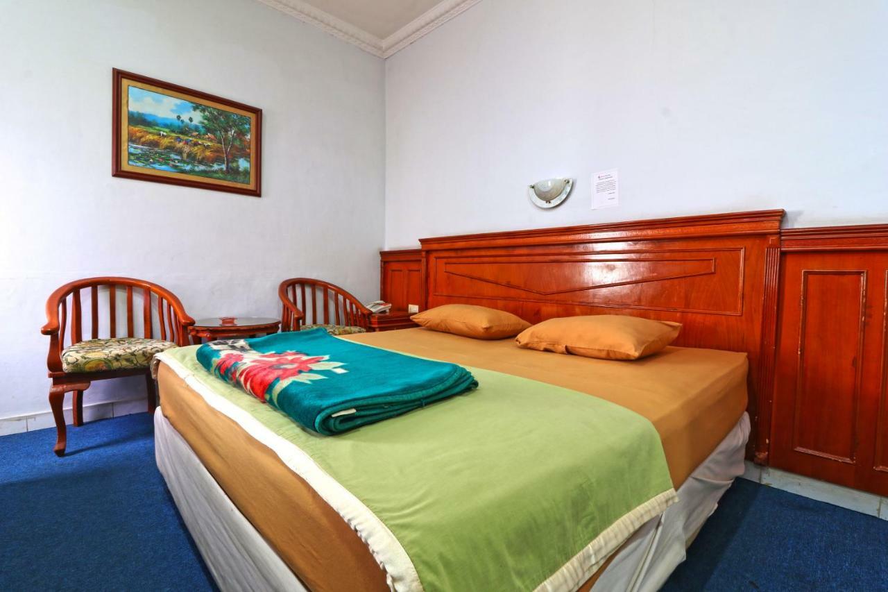 Hotel Sumatera Медан Екстериор снимка
