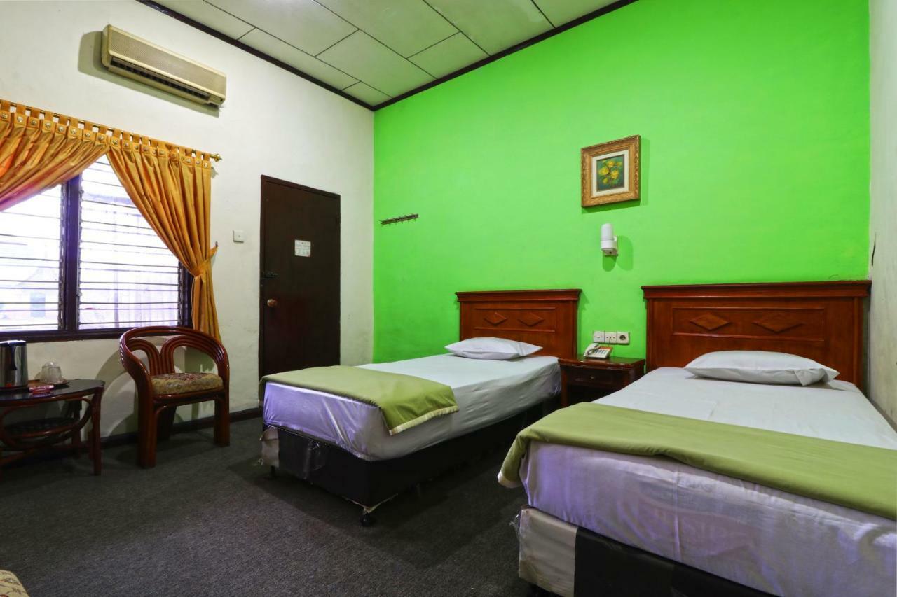 Hotel Sumatera Медан Екстериор снимка