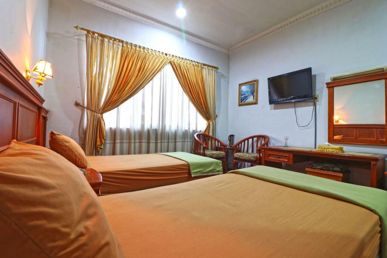 Hotel Sumatera Медан Екстериор снимка