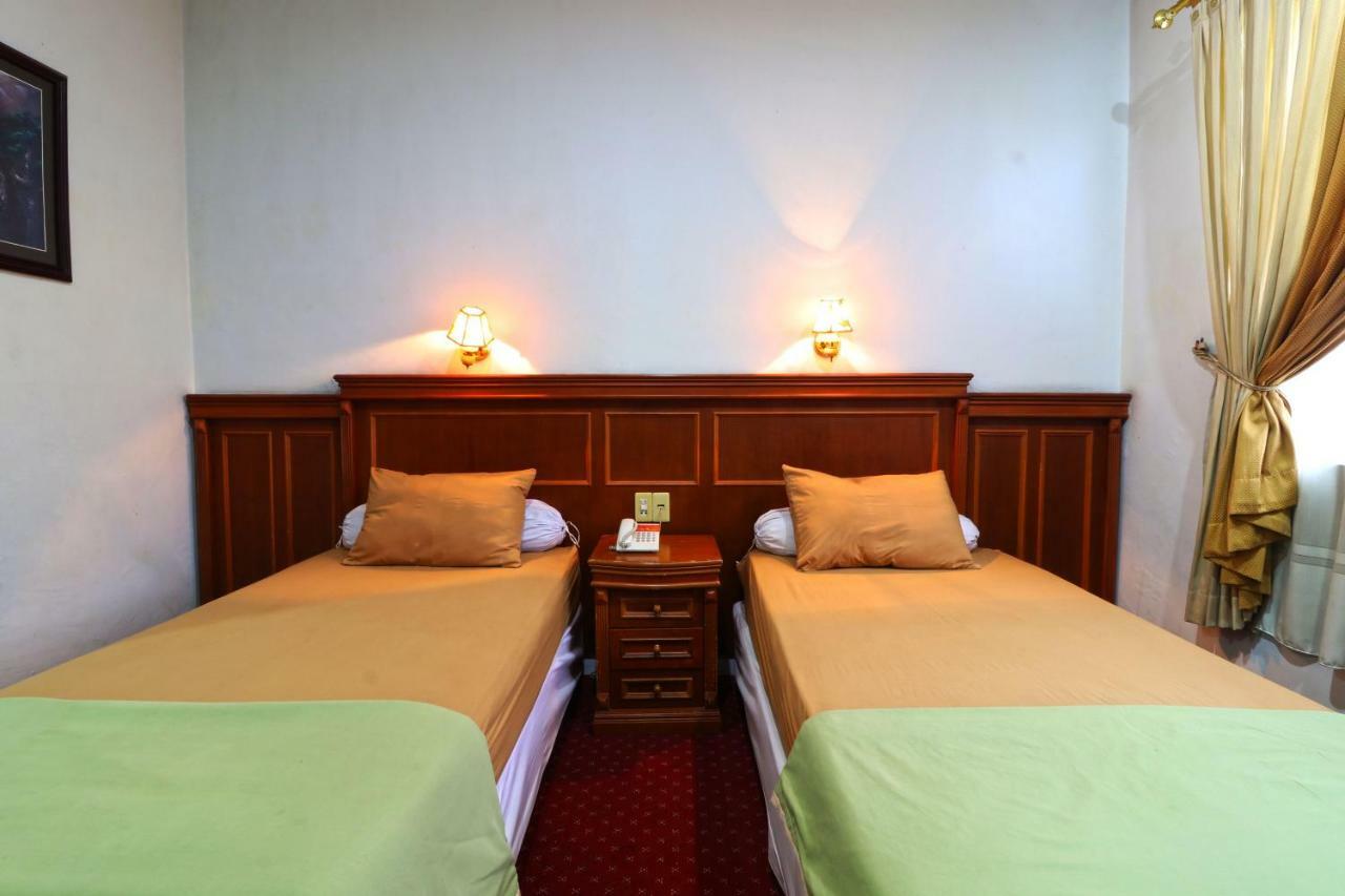 Hotel Sumatera Медан Екстериор снимка